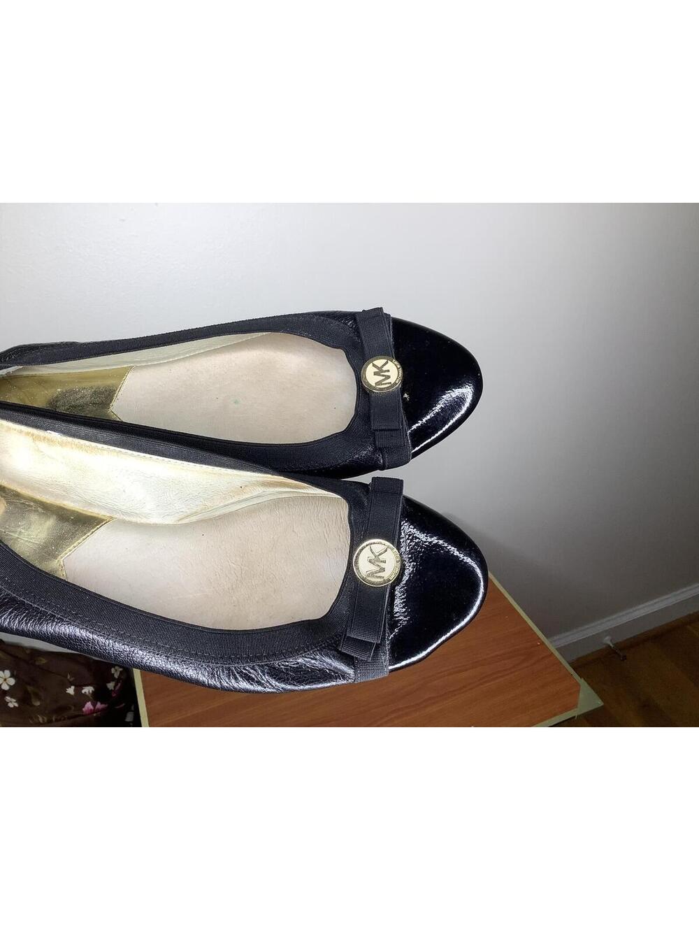 < Michael Kors Black Ballet Flats With Gold Logo Embellishment > - Picture 4 of 6